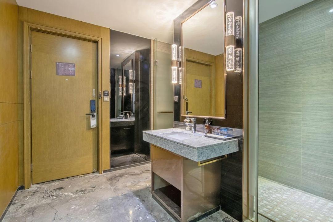 Lnsail Hotel Shenzhen Luohu Port Railway Station Dış mekan fotoğraf
