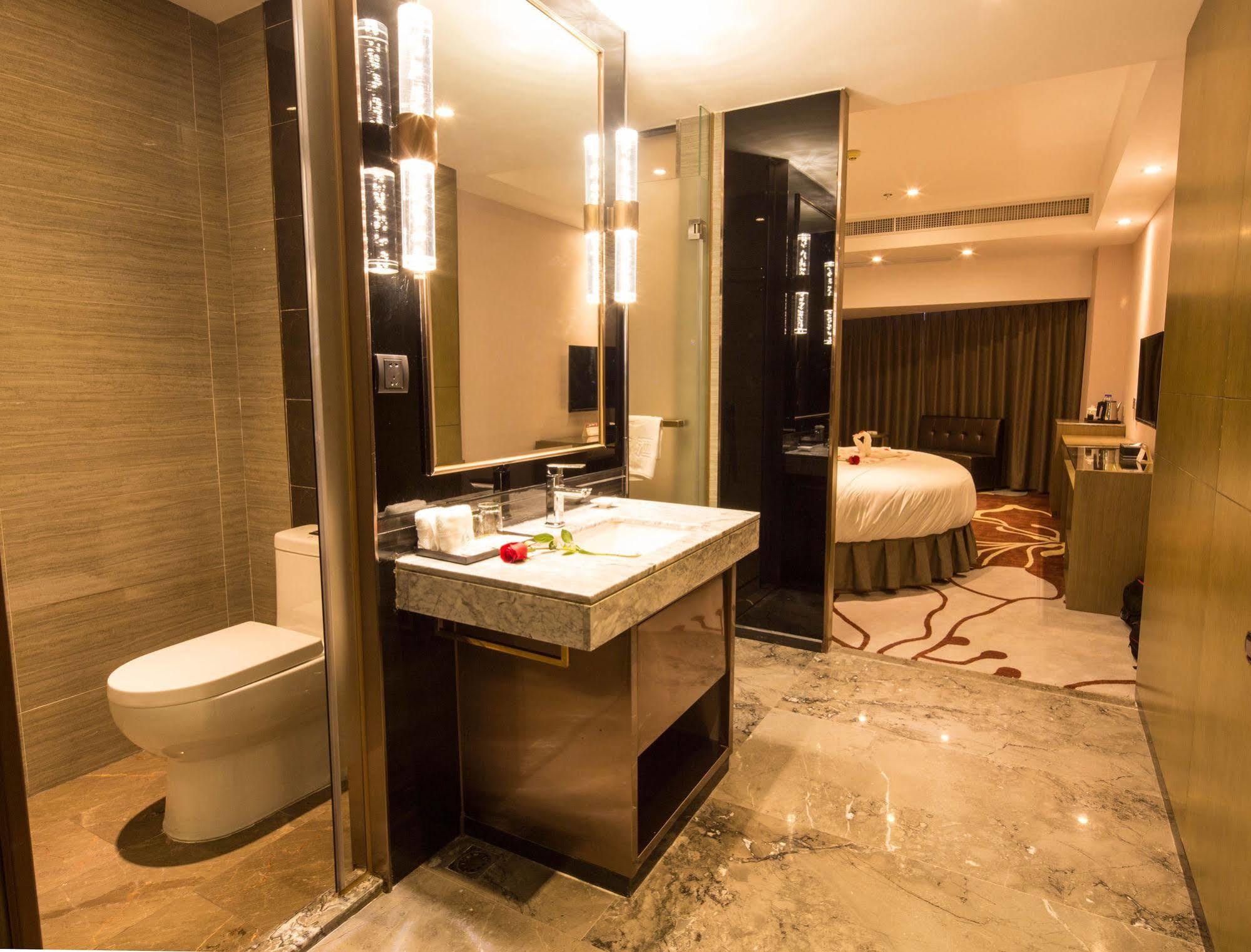 Lnsail Hotel Shenzhen Luohu Port Railway Station Dış mekan fotoğraf
